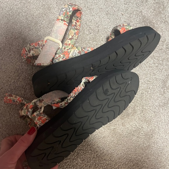 Universal Thread Floral Sandal size 8 - Picture 4 of 6